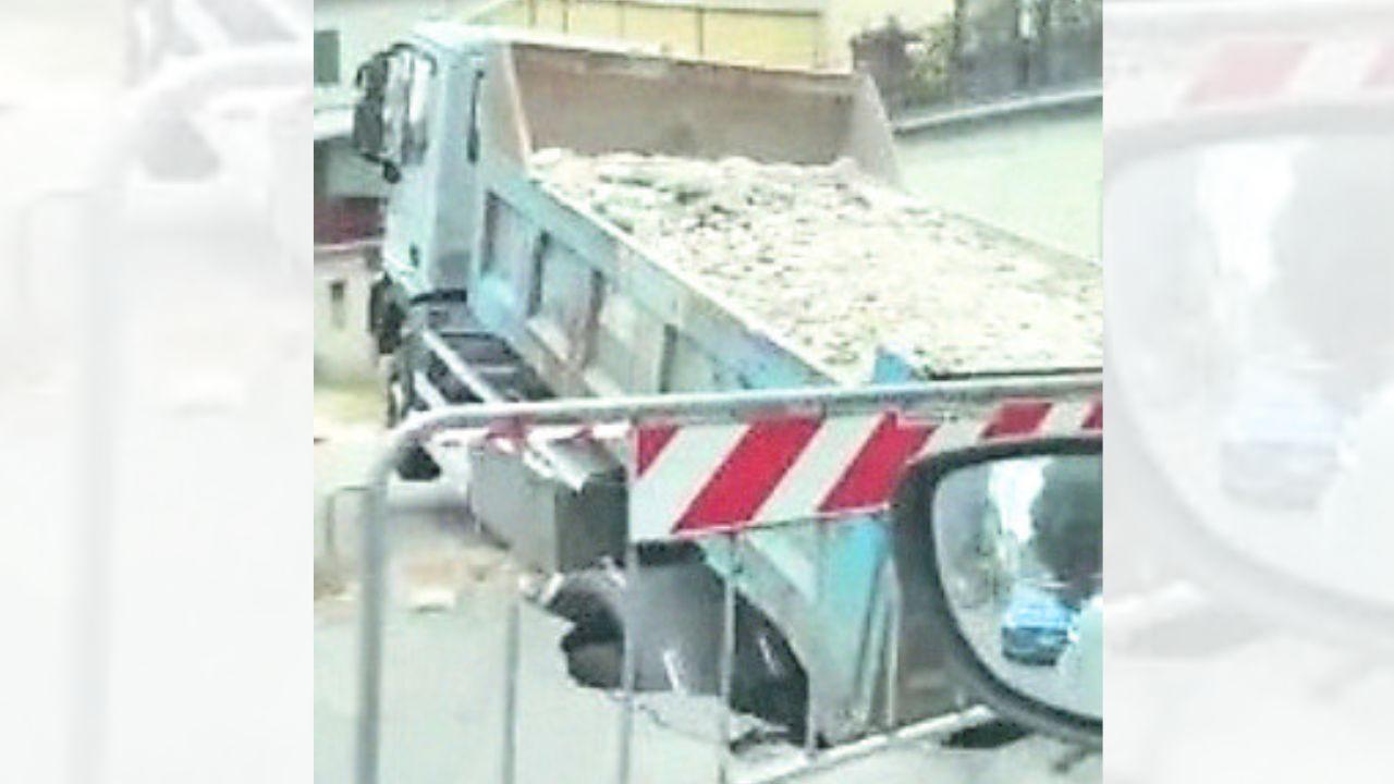
	Il camion caduto nella maxi buca

