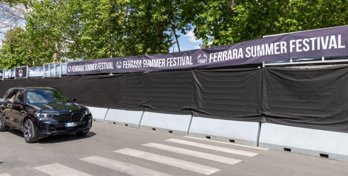 Ferrara, la Soprintendenza su Piazza Ariostea: «Via gazebo e divisori dal portico»