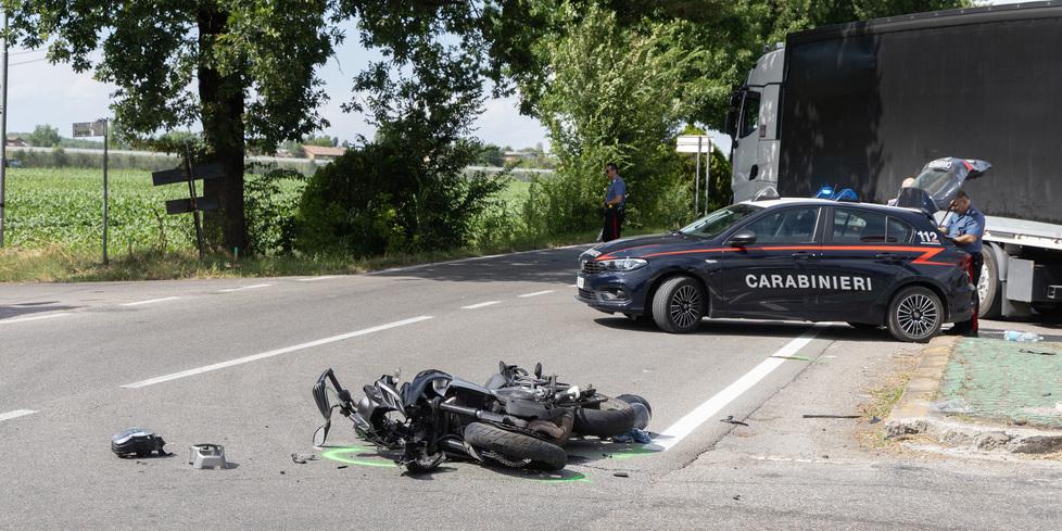 Schianto moto-auto all’incrocio: un 63enne in prognosi riservata