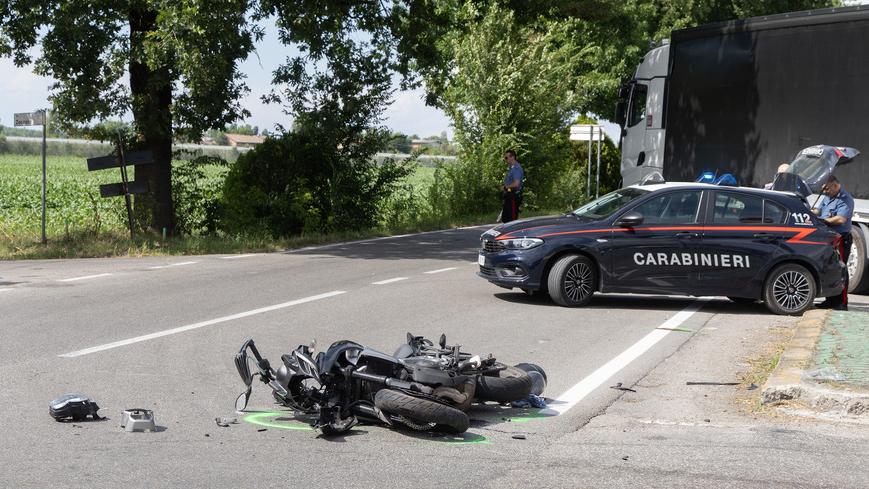Schianto moto-auto all’incrocio: un 63enne in prognosi riservata