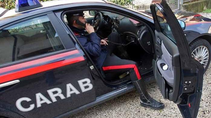 Montelupo, sfondano l’ingresso con un tombino e tentano il colpo in gioielleria: banda in fuga