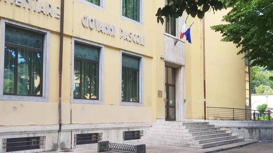 Pietrasanta, lancia una sedia dalla scuola e distrugge il lunotto di un’auto<br>
