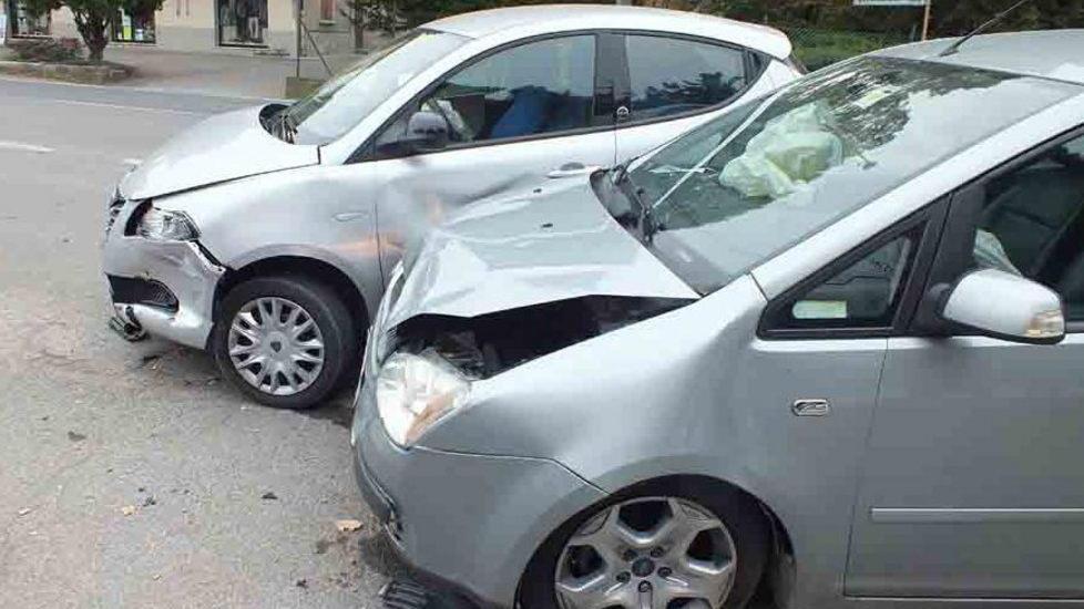 Malore mentre guida carambola fra tre auto