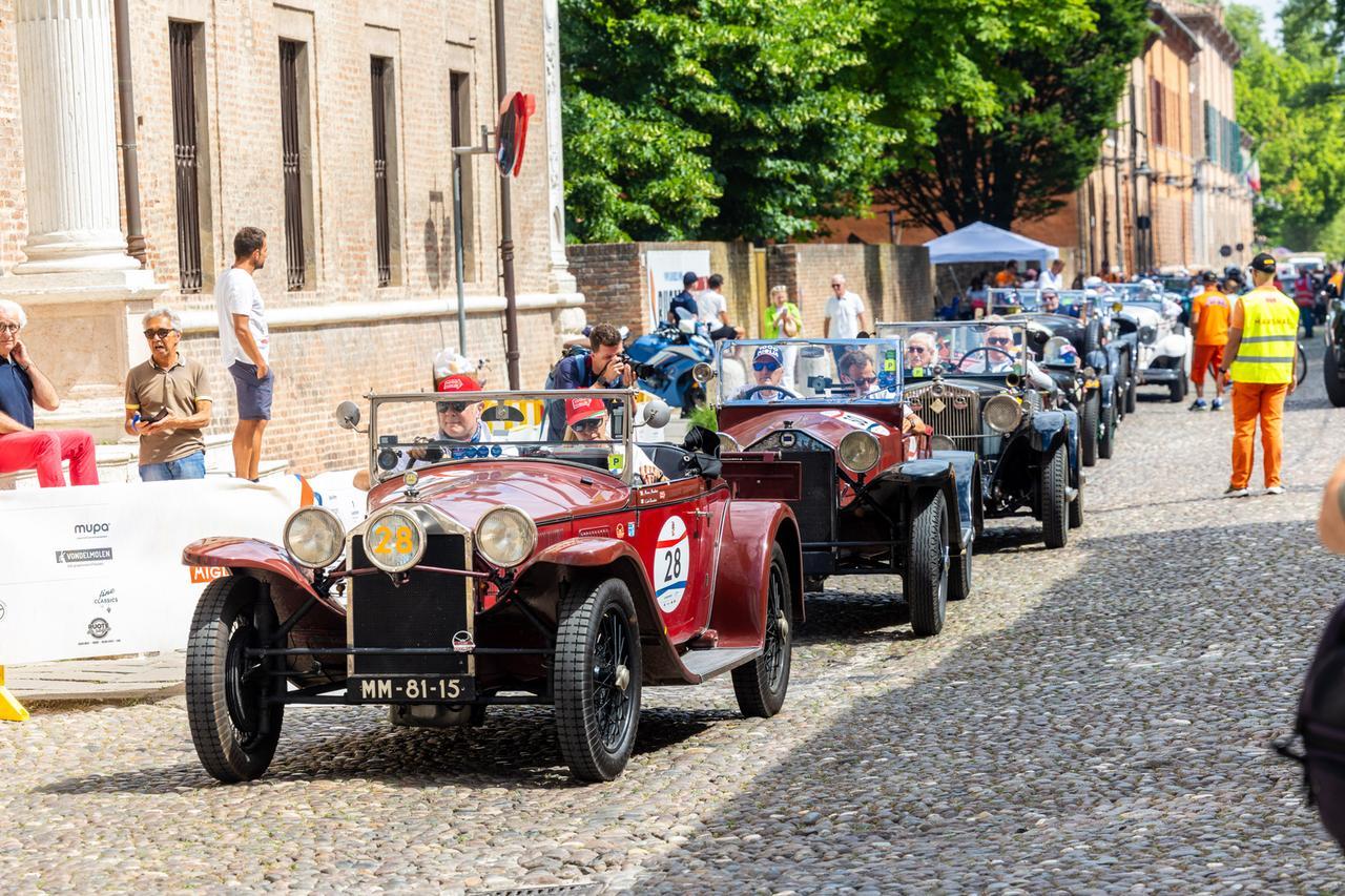 La Mille Miglia fa tappa a Ferrara e Bondeno: sfilano le signore dei motori