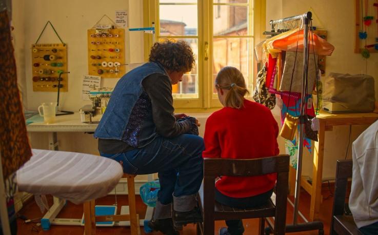Alla Caritas una sartoria per il riscatto delle donne