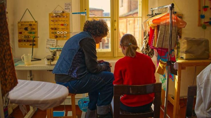 Alla Caritas una sartoria per il riscatto delle donne