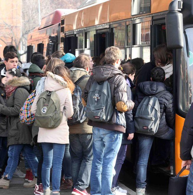 Escono in 35 da scuola ma l’autobus non arriva
