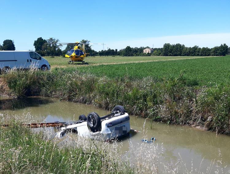Auto finisce in un fosso pieno d’acqua a Reggiolo: muore un giovane