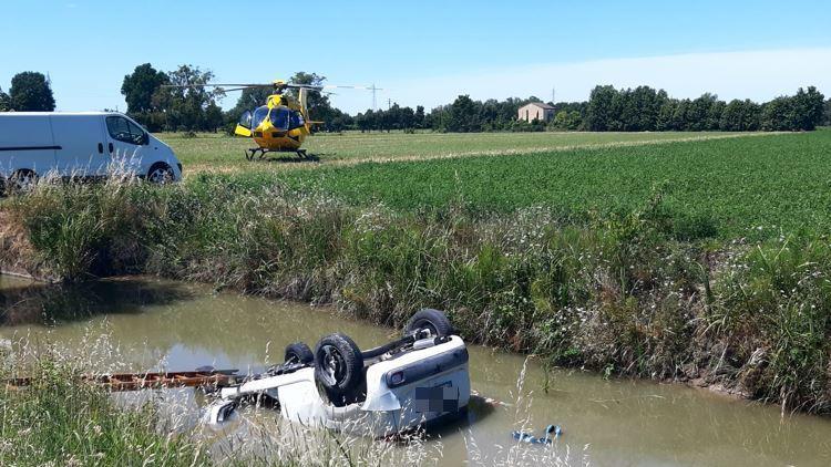 Auto finisce in un fosso pieno d’acqua a Reggiolo: muore un 21enne