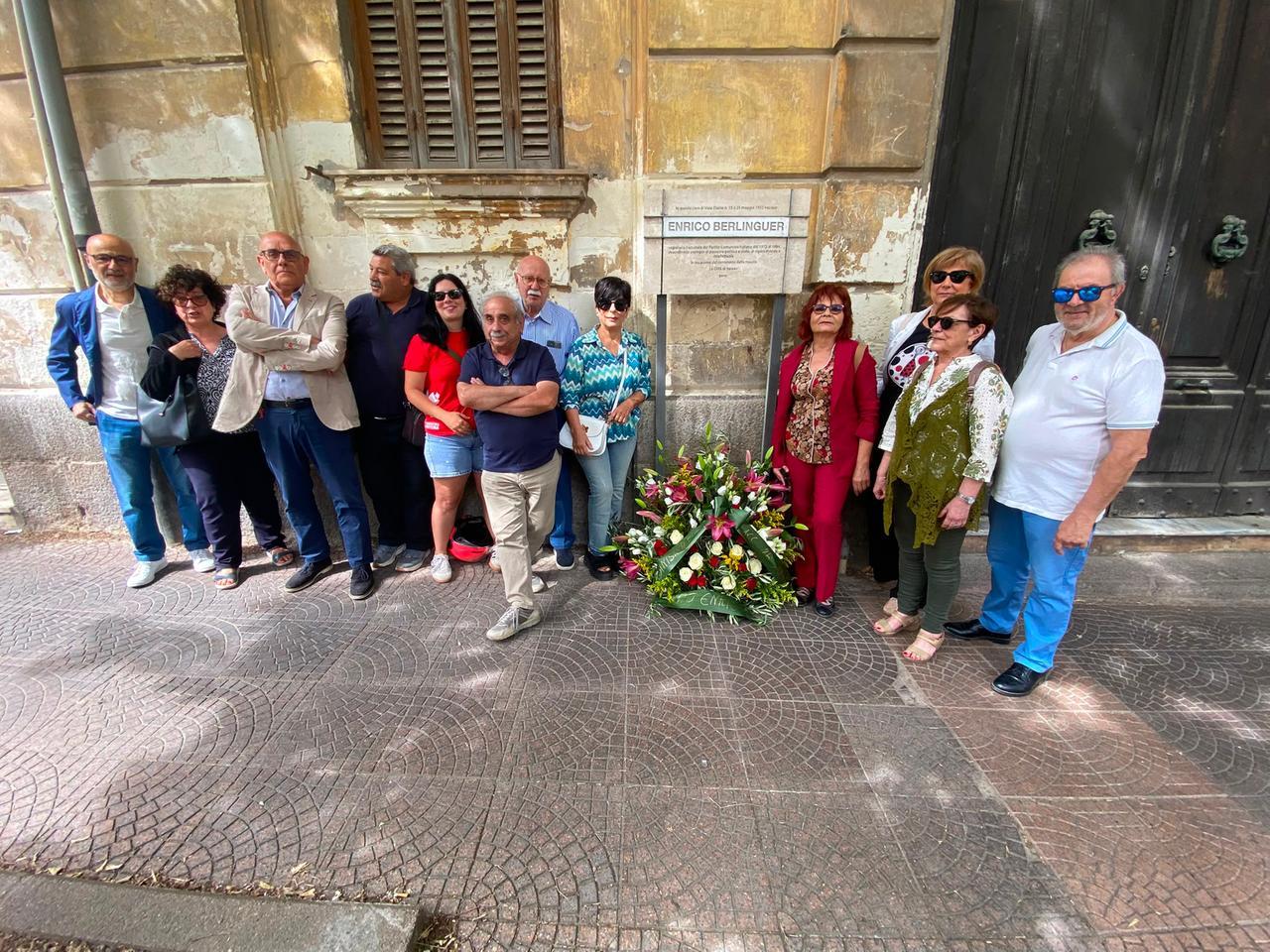 Una corona di fiori davanti alla casa di Enrico Berlinguer