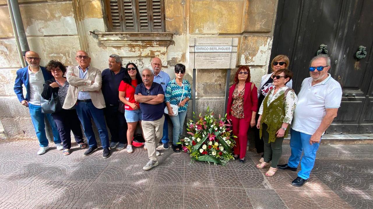 Una corona di fiori davanti alla casa di Enrico Berlinguer
