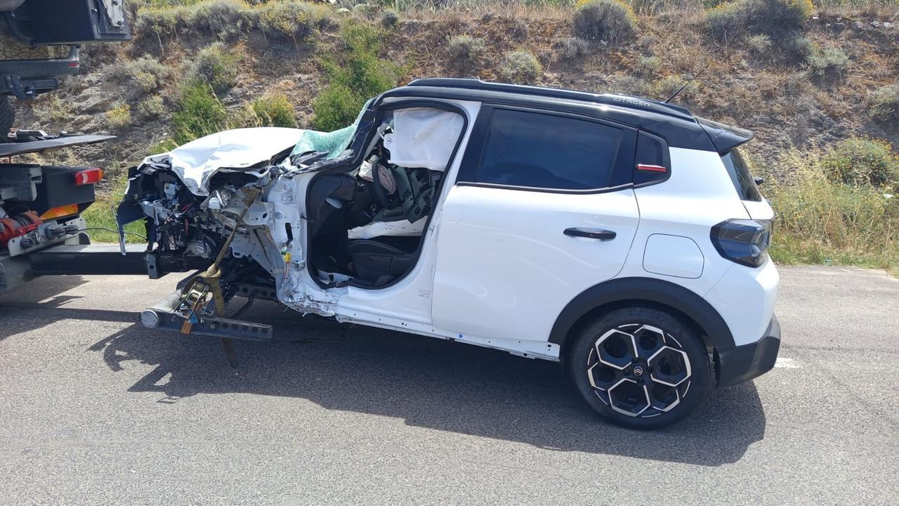 Violento scontro frontale tra auto e camper sulla Sassari-Castelsardo, conducente estratta dalle lamiere e trasportata in elisoccorso: è grave