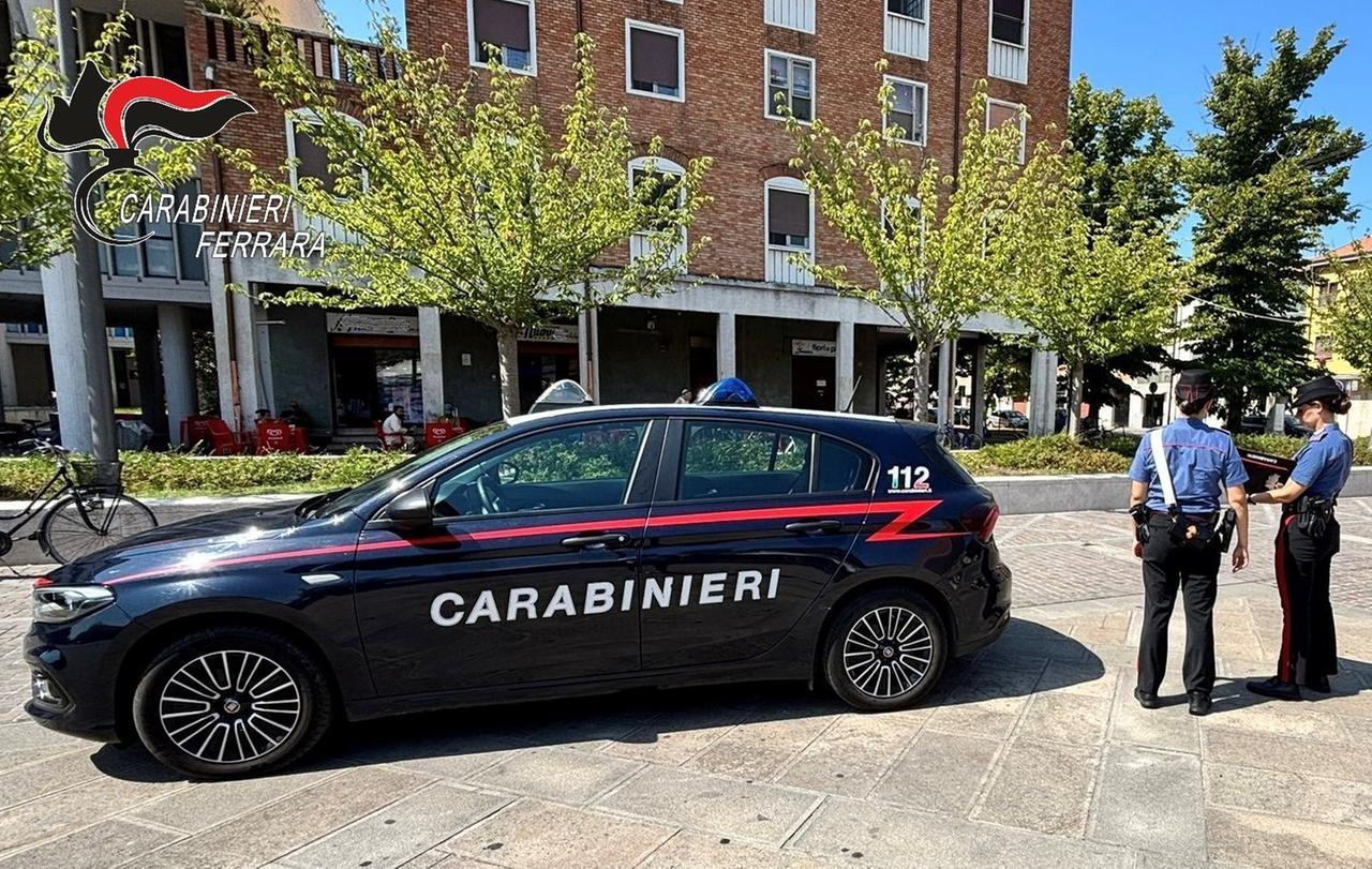 Ferrara, calci e schiaffi alla compagna: arrestato un 33enne