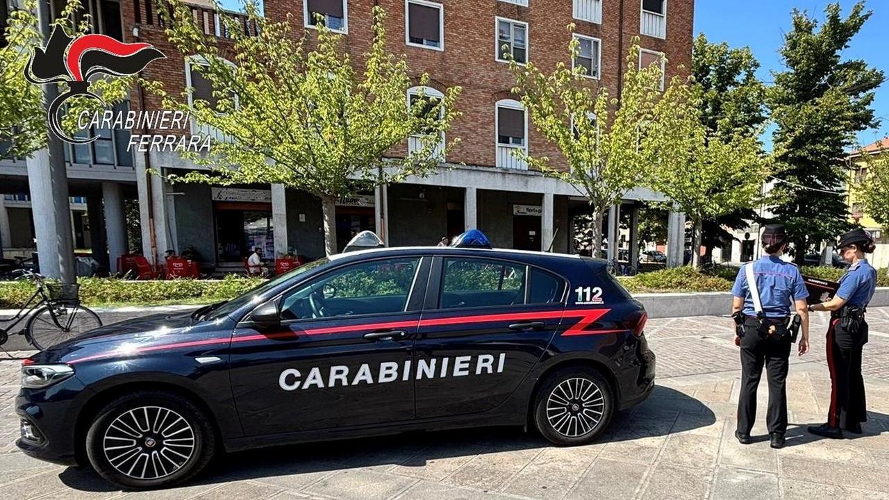 Ferrara, calci e schiaffi alla compagna: arrestato un 33enne