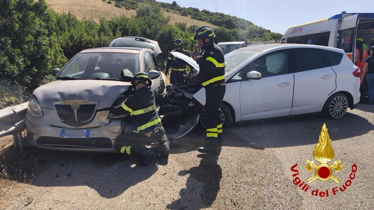 Castelsardo, schianto tra quattro auto: due bambini in ospedale con l’elisoccorso