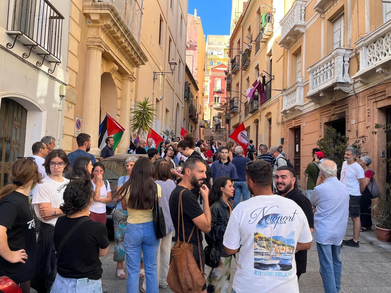
	Il corteo di solidariet&agrave; alla Marina di Cagliari - foto di Mario Rosas

