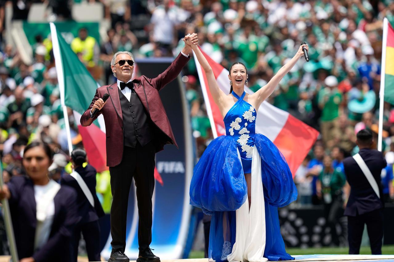 
	Andrea Bocelli con&nbsp;EJAE durante la cerimonia di apertura dei Mondiali 2026

