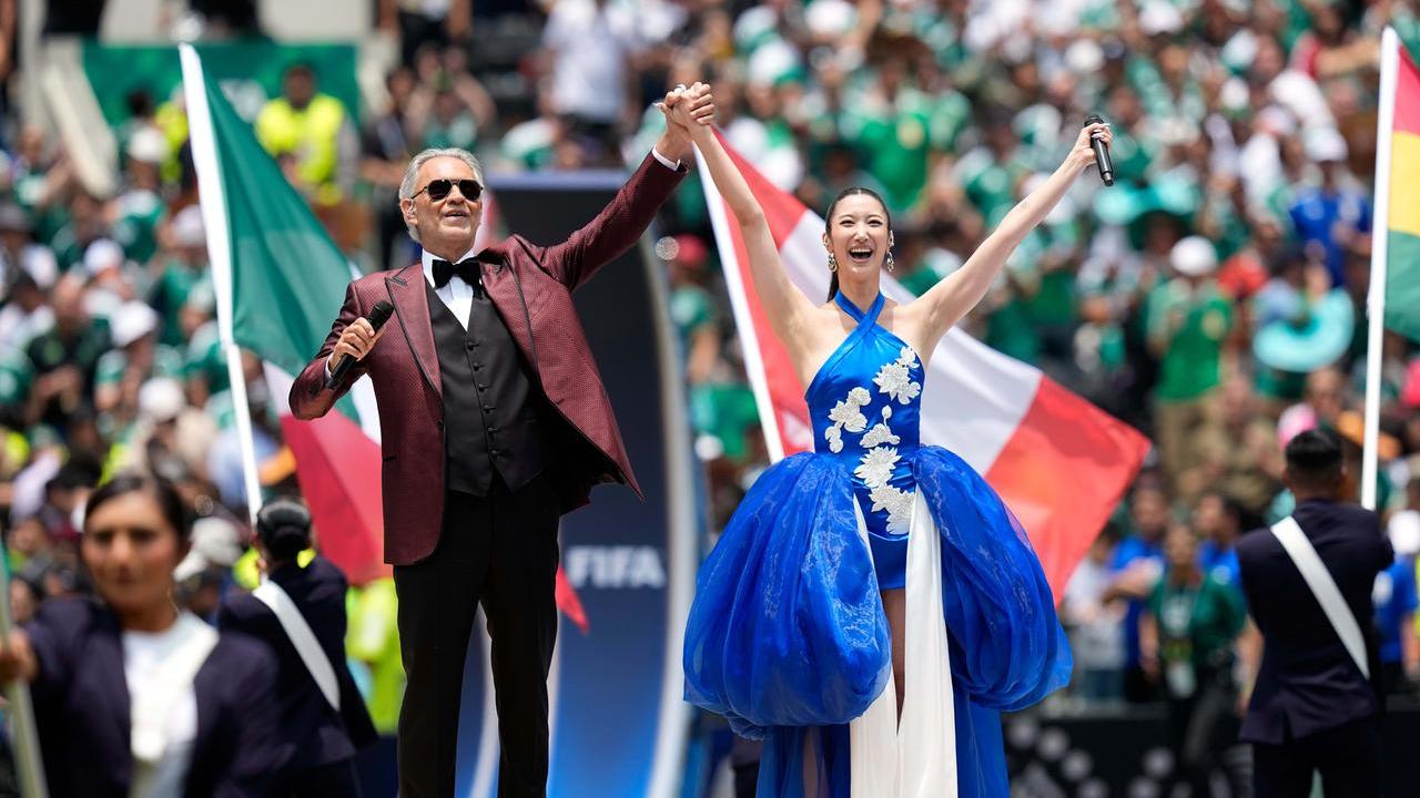 Andrea Bocelli con EJAE durante la cerimonia di apertura dei Mondiali 2026