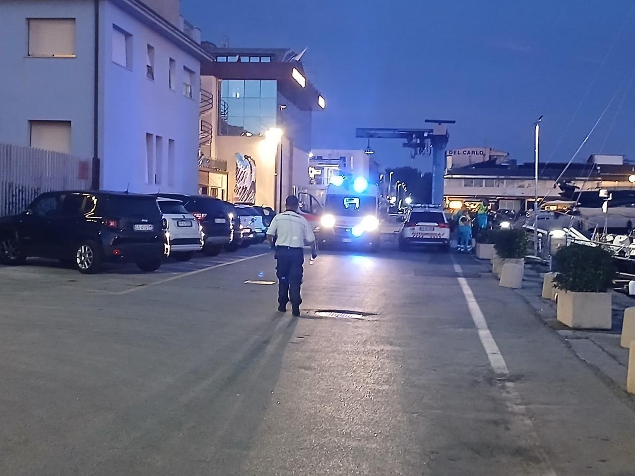 Marina di Pietrasanta, 25enne annega mentre fa il bagno in mare con gli amici