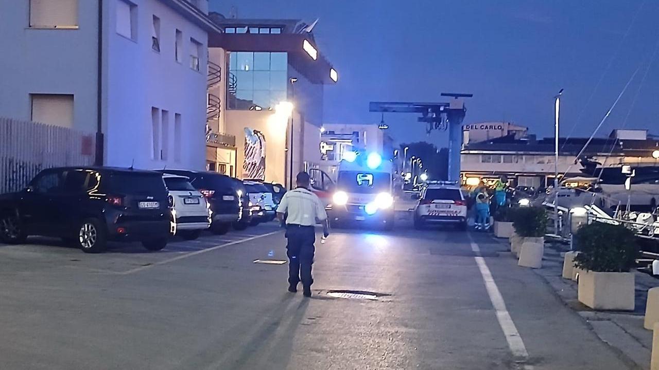 L'ambulanza e l’automedica al porto di Viareggio in attesa dell’arrivo del giovane recuperato in mare