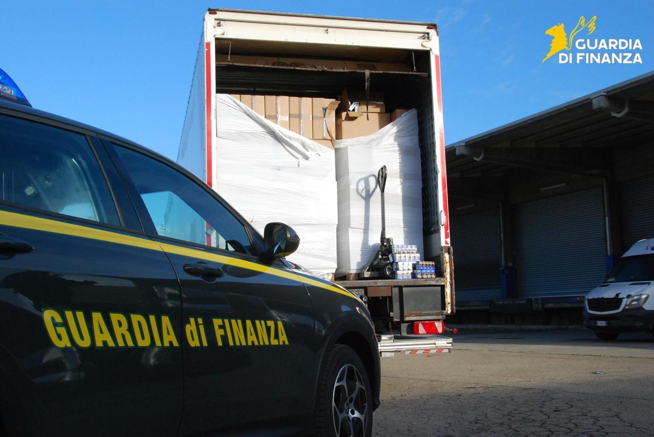 Smantellata fabbrica clandestina di sigarette, scoperta evasione per 24 milioni: 5 arresti