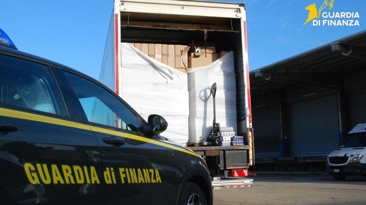 Smantellata fabbrica clandestina di sigarette, scoperta evasione per 24 milioni: 5 arresti