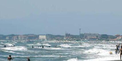 Rischiano di annegare tra le onde al Cinquale: salvati dai surfisti – Il racconto: «Erano sotto choc, con le tavole li abbiamo portati a riva»