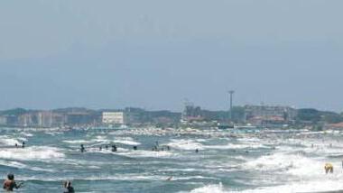 Il mare mosso al Cinquale (foto d'archivio)