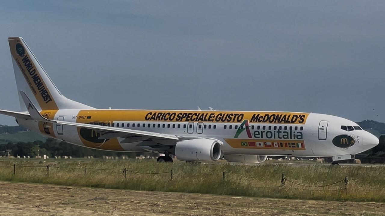 Aeroitalia, il Boeing con livrea McDonald’s vola tra Roma e Olbia