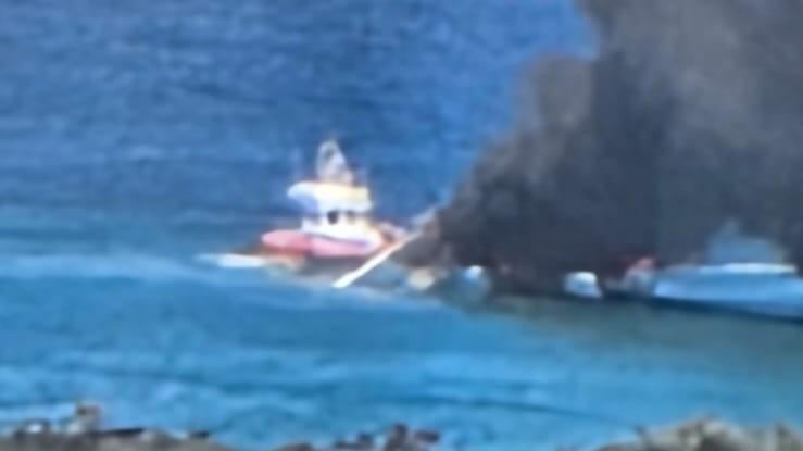Catamarano a fuoco nelle acque di Porto Pollo: salvata una persona