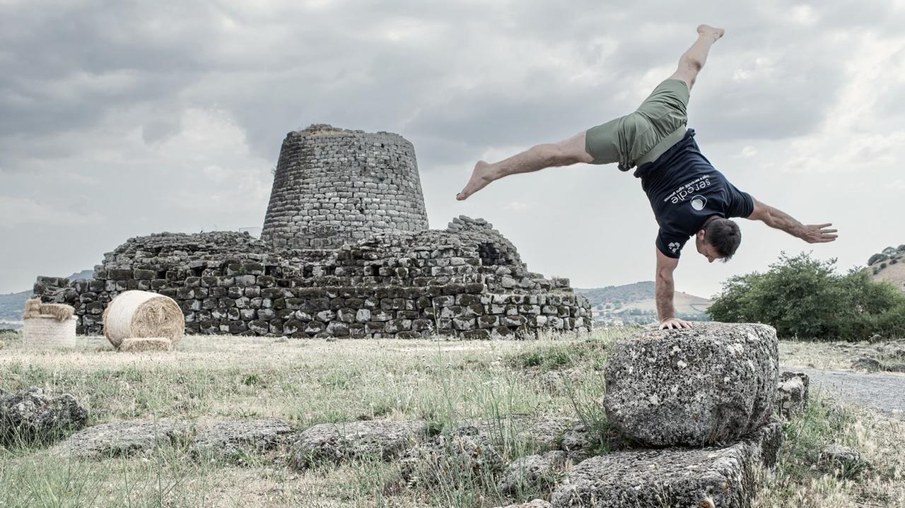 ArcheoYoga nel cuore della Sardegna: tre giorni tra nuraghi, yoga e voci di pace