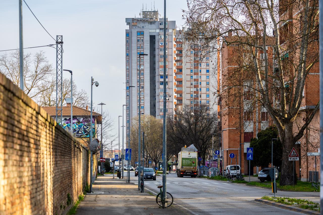 Grattacielo di Ferrara, la “casa” degli sfollati chiuderà a inizio luglio: «Servono alternative»