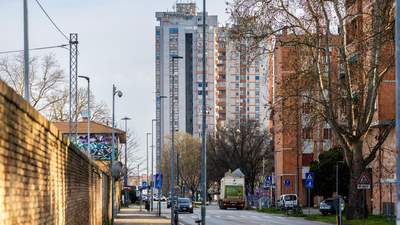 Grattacielo di Ferrara, la “casa” degli sfollati chiuderà a inizio luglio: «Servono alternative»