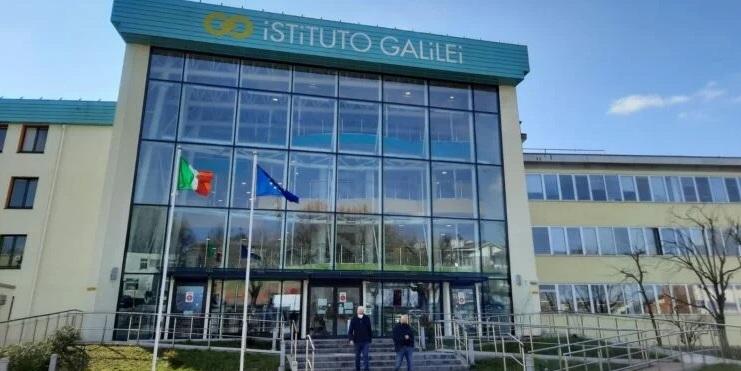 Alunno punta una pistola in faccia al professore: «Dammi le sigarette o ti sparo»