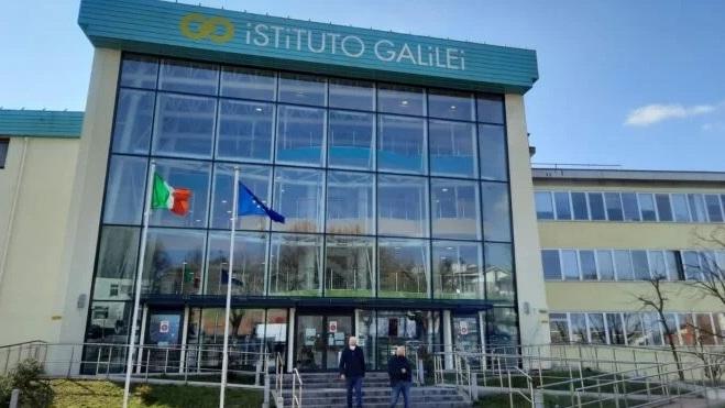 Alunno punta una pistola in faccia al professore: «Dammi le sigarette o ti sparo»
