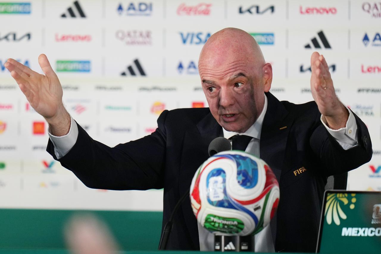Infantino prende in giro l’Italia fuori dal Mondiale: «Forse con 208 squadre si qualifica»