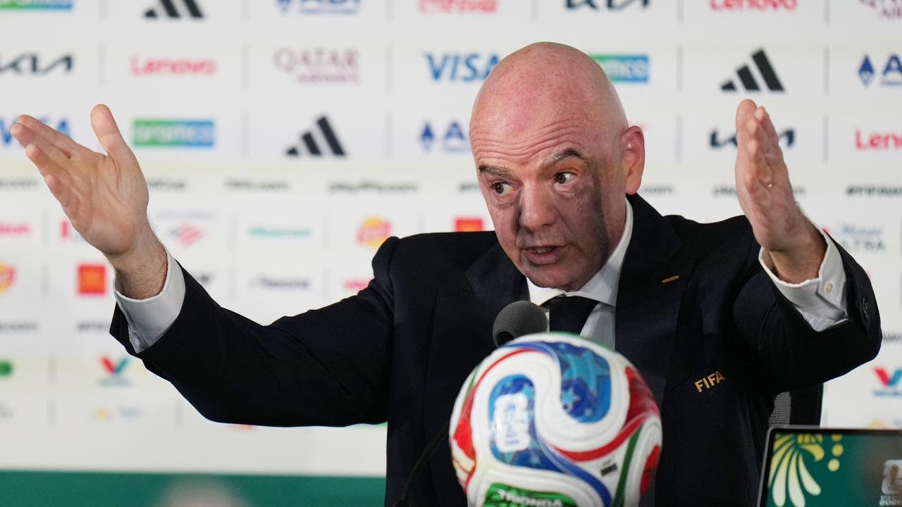 Infantino prende in giro l’Italia fuori dal Mondiale: «Forse con 208 squadre si qualifica»