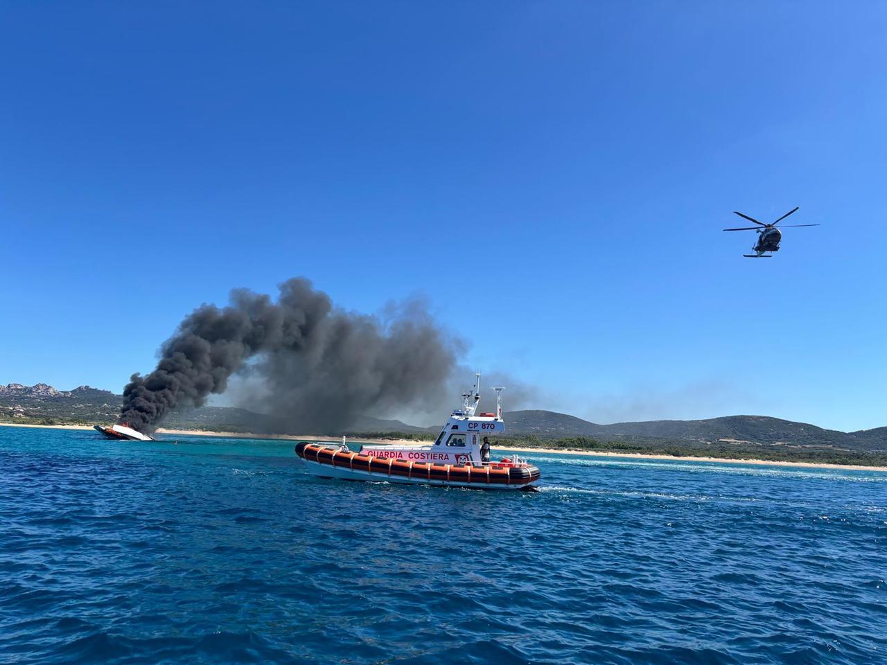 Paura nelle acque di Porto Pollo: riesce ad abbandonare l’imbarcazione in fiamme e a raggiungere la riva