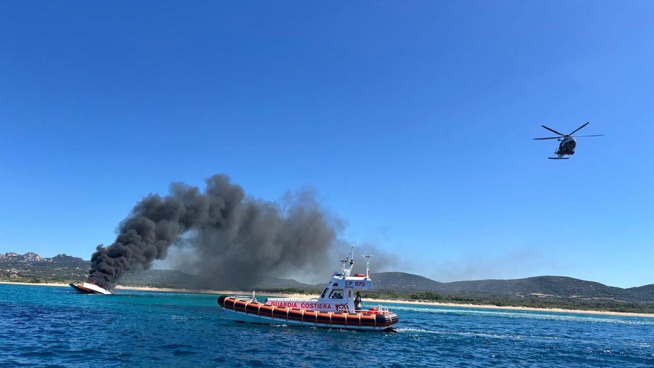 Paura nelle acque di Porto Pollo: riesce ad abbandonare l’imbarcazione in fiamme e a raggiungere la riva