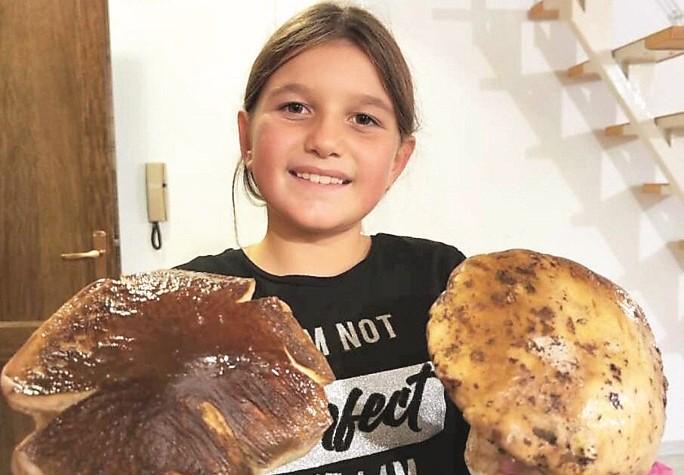 Virginia a 10 anni trova due maxi porcini in Appennino