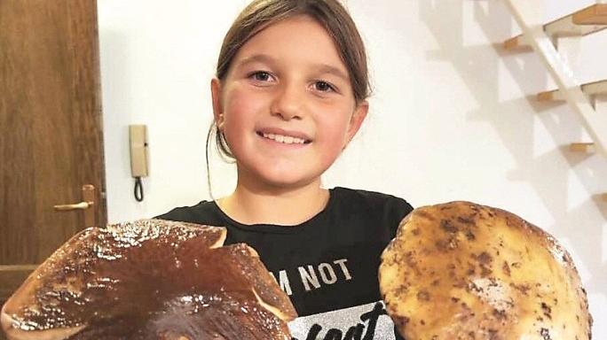 Virginia a 10 anni trova due maxi porcini in Appennino