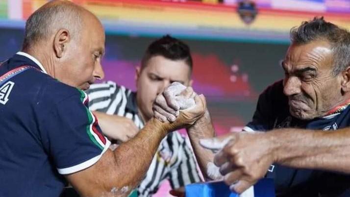 Braccio di ferro, il sardo d’acciaio vince tutto: oro con entrambe le braccia e sogno Mondiale - Ecco chi è