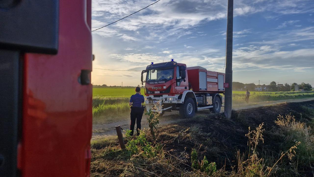 Vasto incendio in provincia di Ferrara, cos’è successo a Le Contane di Jolanda di Savoia