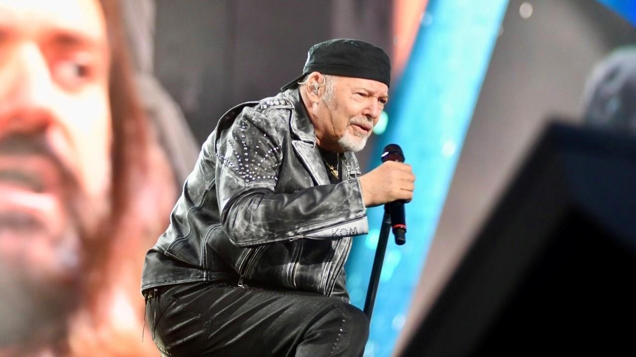 La Sardegna è l’isola del Blasco, in 40mila a cantare sotto il palco: il racconto del concerto