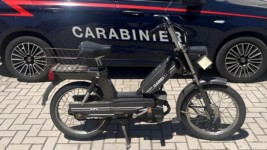 Motorino rubato nel 1984 ritrovato e restituito al proprietario: denunciato per ricettazione l’uomo che lo utilizzava