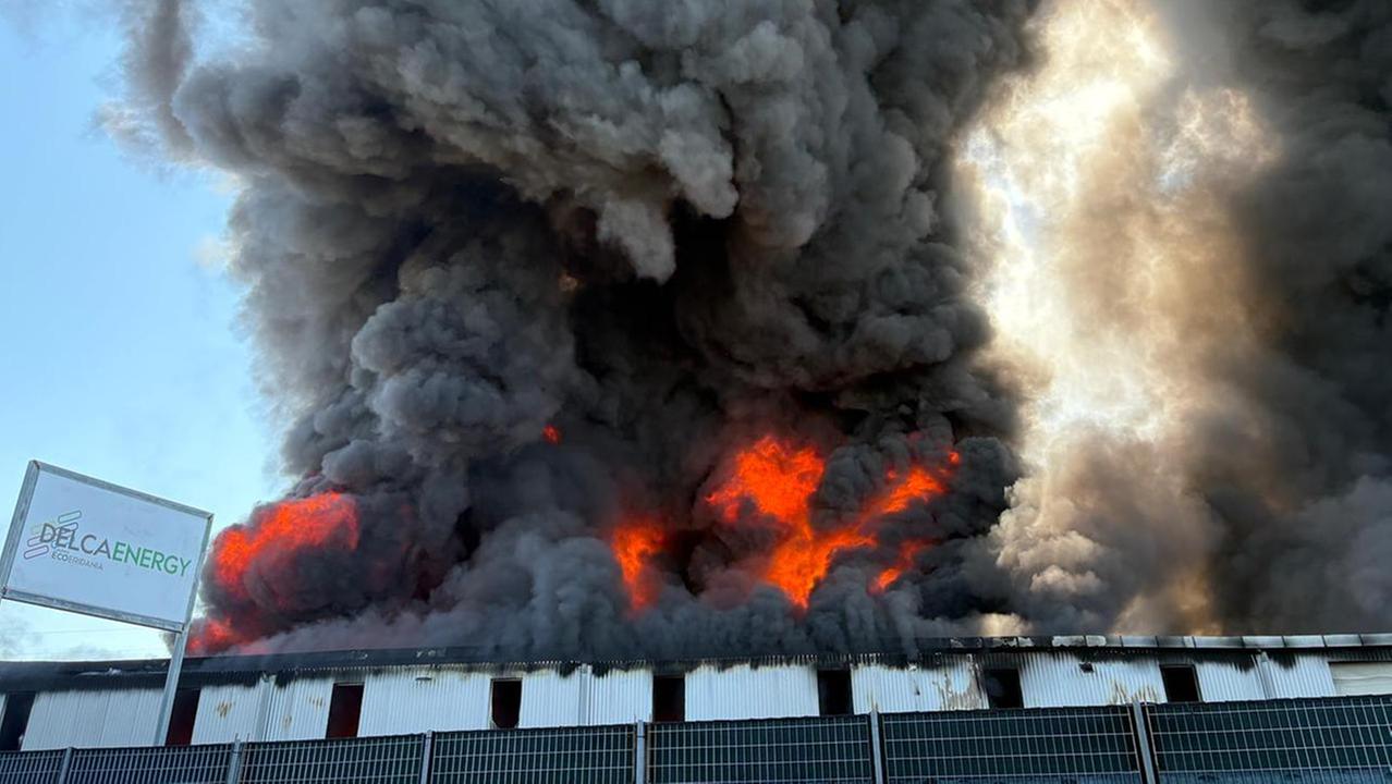 L'incendio dei giorni scorsi (foto Stick)