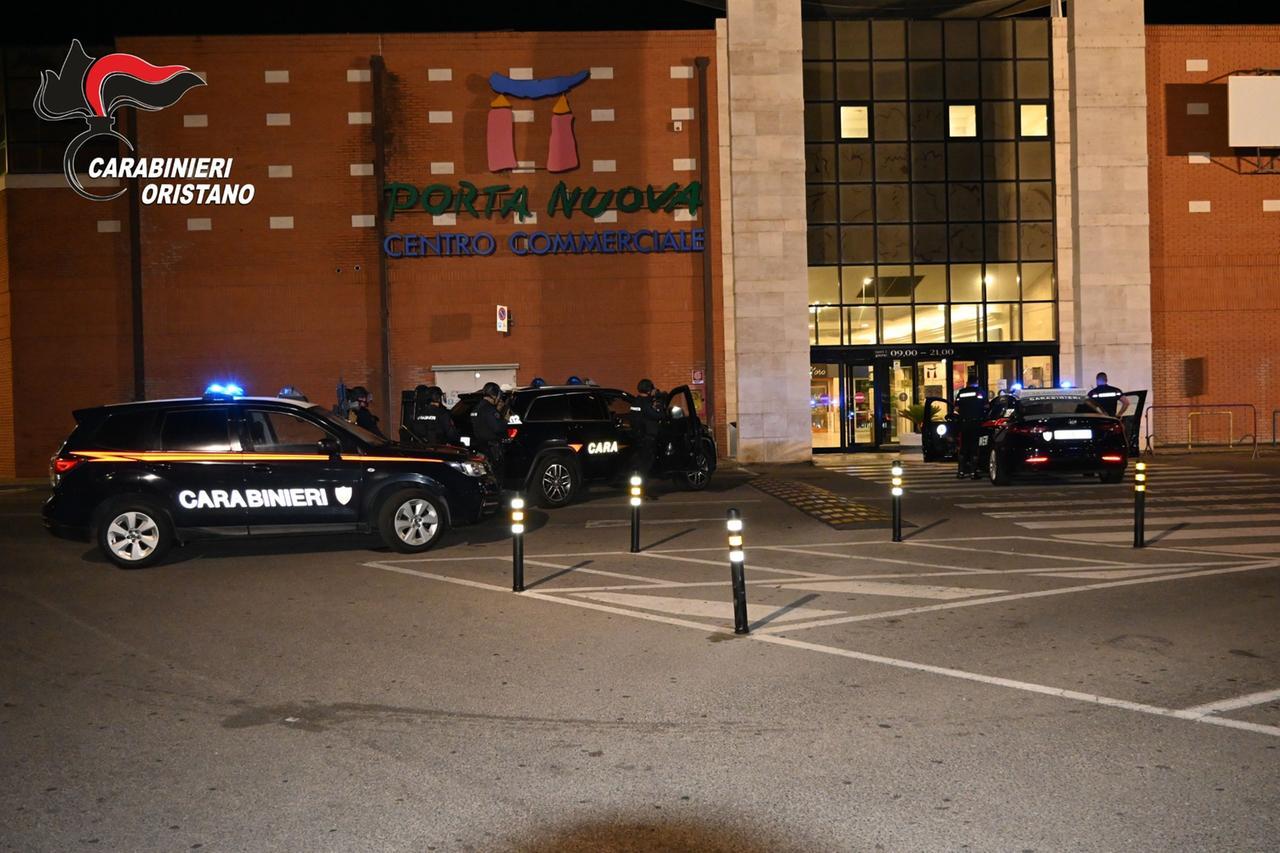Paura al centro commerciale: l’assalto con ostaggi è un test per le forze speciali