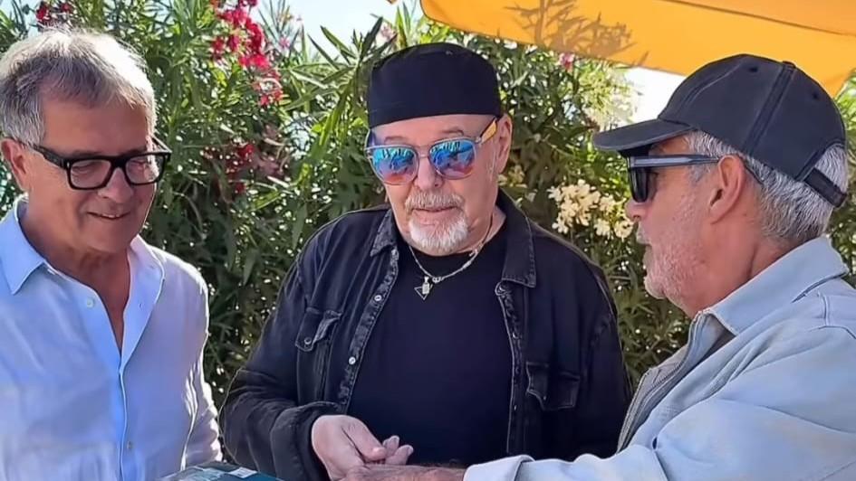 Vasco Rossi, nel dietro le quinte scambi di doni e vecchi dischi autografati