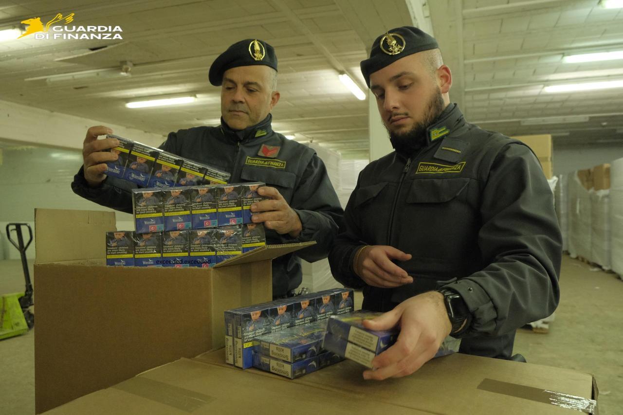 Scoperta fabbrica clandestina di sigarette: ecco chi sono gli arrestati