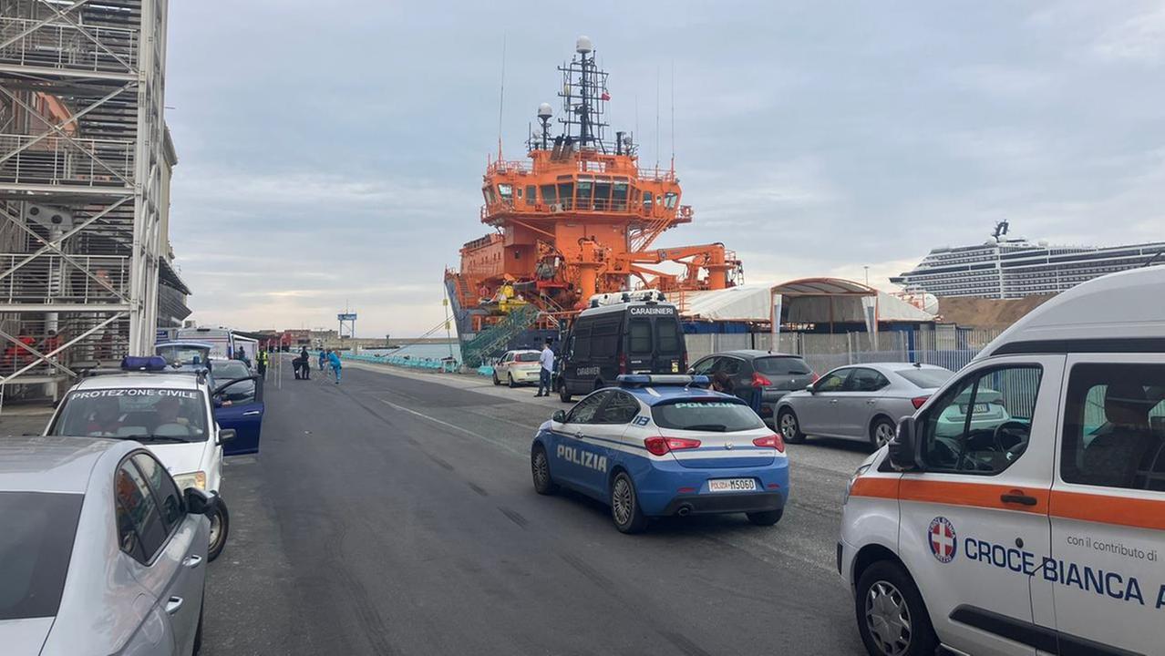 La nave ong "Solidaire" in porto a Livorno